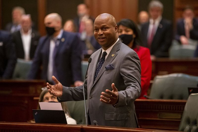 Illinois House Speaker Emanuel Chris Welch, D-Hillside, geeft zijn slotopmerkingen op de vloer van het Illinois Huis van Afgevaardigden in juni.