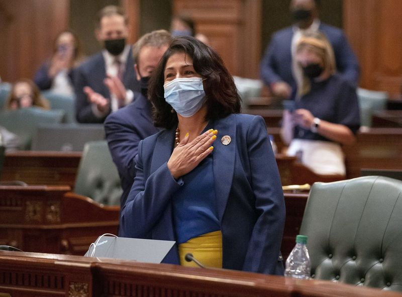 Reprezentantka stanowa Lisa Hernandez, D-Cicero, trzyma dłoń na sercu, gdy dziękuje jej reprezentantka stanowa Jehan Gordon-Booth, D-Peoria, po tym, jak wniosek legislacyjny dotyczący map stanu Illinois został przedstawiony na podłodze Illinois House we wtorek wieczorem .