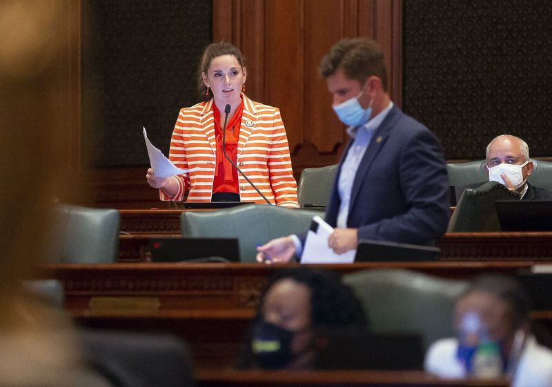 Reprezentantka stanu Avery Bourne, R-Morrisonville, przedstawia swoje uwagi na temat propozycji legislacyjnych map stanu Illinois podczas debaty na sali obrad we wtorek wieczorem.