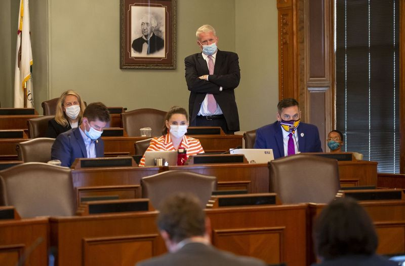 Przywódca republikanów Izby Reprezentantów Illinois Jim Durkin, stojąc, patrzy, jak reprezentant stanowy Tim Butler, po prawej, R-Springfield, zadaje pytania podczas wtorkowego posiedzenia Komisji ds. Redystrybucji Izby Reprezentantów stanu Illinois.