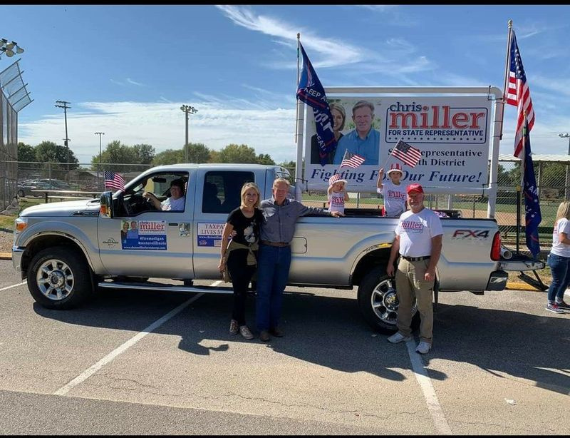 US-Repräsentantin Mary Miller und ihr Ehemann, State Rep. Chris Miller, Mitte, posieren neben ihrem Pick-up-Truck auf einem Kampagnenfoto.
