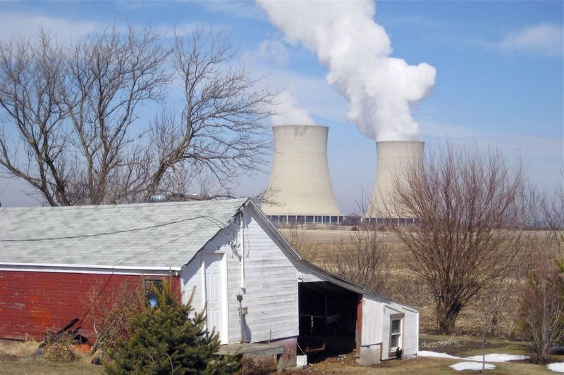 Stim keluar dari loji nuklear Exelon Corp. di Byron pada tahun 2011. Rombakan dasar tenaga besar-besaran yang bertujuan untuk menjadikan Illinois sebagai negeri tenaga boleh diperbaharui sepenuhnya menjelang 2050 telah membersihkan Senat awal Rabu.