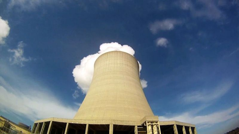 Foto 2011 ini menunjukkan wap keluar dari loji nuklear Exelon Corp. di Byron, Ill.