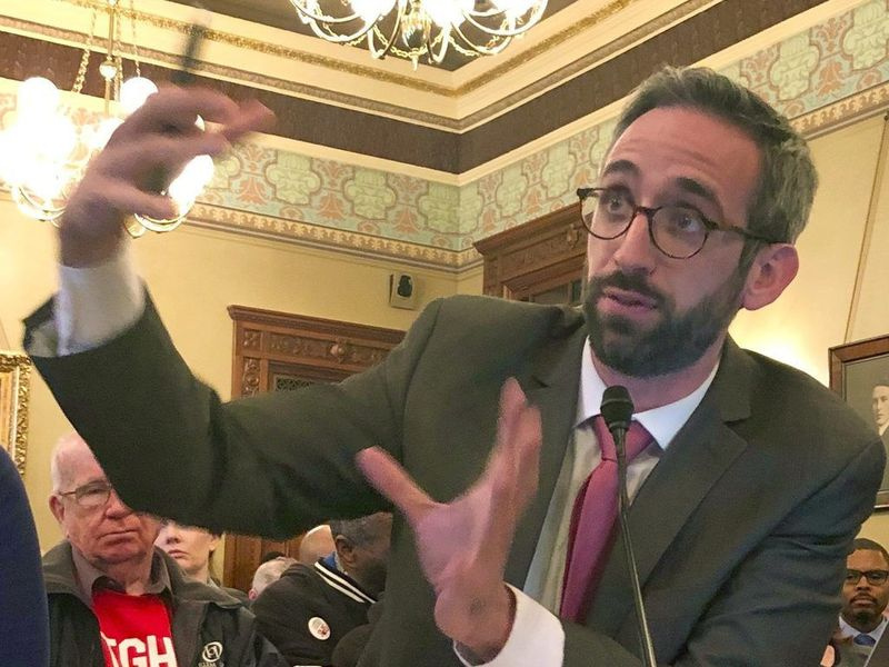 State Rep. Will Guzzardi, D-Chicago, sagt bei einer Anhörung des Ausschusses in Springfield im Jahr 2019 aus.