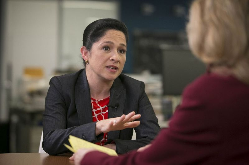 Controleur Susana Mendoza wordt in 2018 geïnterviewd door verslaggever Fran Spielman.