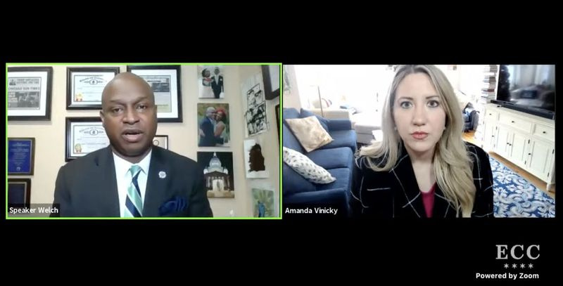 Illinois House Speaker Emanuel Chris Welch, til venstre, taler under en livestreamet begivenhet moderert av WTTW-TVs Amanda Vinicky på onsdag.