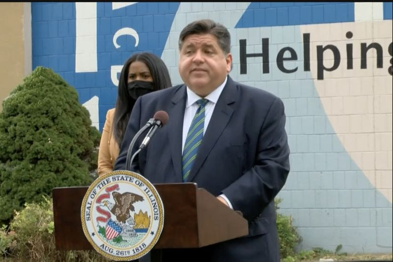El gobernador J.B. Pritzker anuncia fondos para familias de bajos ingresos disponibles a través de dos programas estatales el lunes.