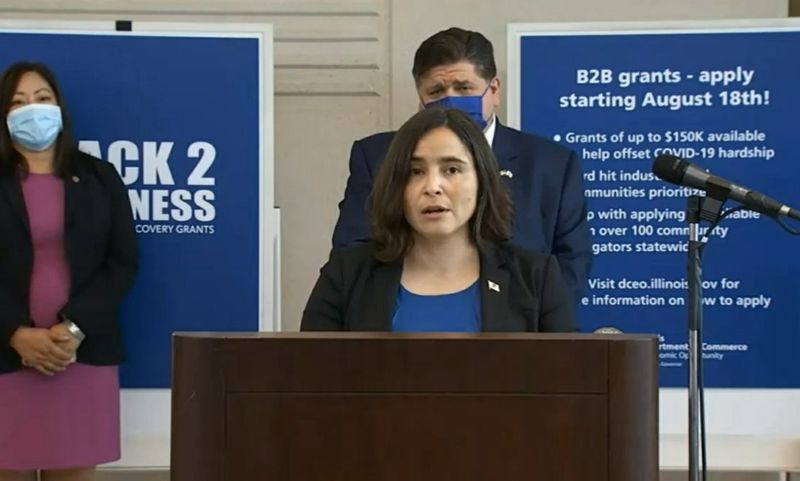 Sylvia García, directora interina del Departamento de Comercio y Oportunidades Económicas de Illinois, habla en una conferencia de prensa en agosto.