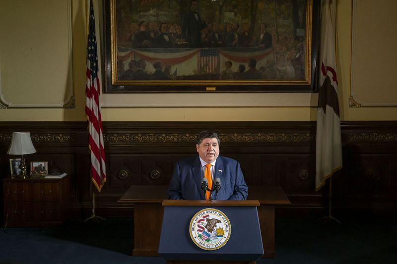 Gubernator stanu Illinois J.B. Pritzker organizuje w zeszłym tygodniu konferencję prasową w Springfield.