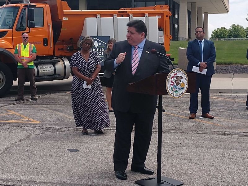 Guverner J. B. Pritzker je v sredo govoril na tiskovni konferenci pred uradom ministrstva za promet Illinoisa v Springfieldu.