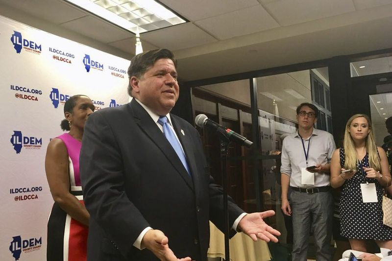 J.B. Pritzker, então candidato democrata para governador de Illinois, fala a repórteres depois que fiéis do partido se reuniram em um brunch em Springfield antes do Dia do Democrata na Feira do Estado de Illinois em 2018.