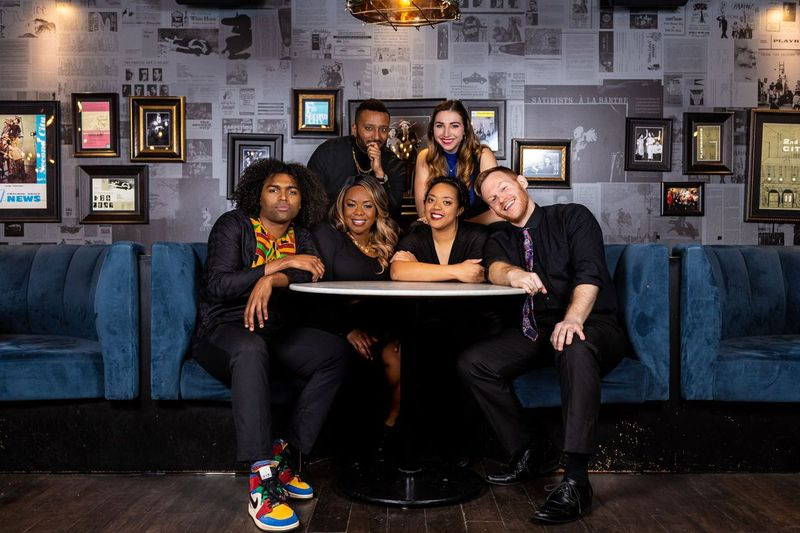 Robel Arega (última fila no sentido horário, a partir da esquerda), Leila Gorstein, Bill Letz, Jillian Ebanks, Colette Gregory e Max Thomas são o elenco do Show do Mês da História Negra de Second City.