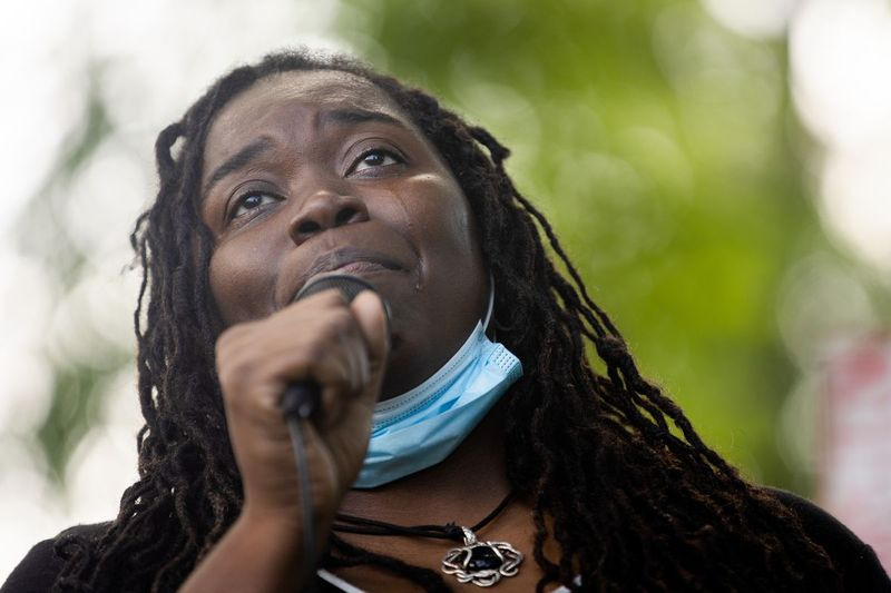 LaShandra Smith-Rayfield płacze podczas przemawiania na wiecu sprawiedliwości rasowej w piątek po południu 31 lipca 2020 r. Po tym, jak w środę skonfrontowała się z grupą białych ludzi z flagą Konfederacji na plaży. | Pat Nabong/Sun-Times