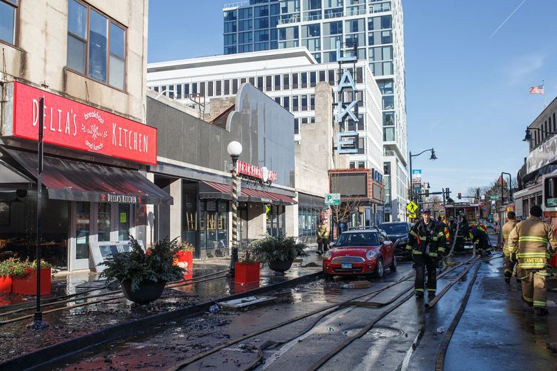 Μια πυρκαγιά στην Lake Street στο κέντρο του Oak Park την Τρίτη προκάλεσε ζημιές στο εστιατόριο Delia’s Kitchen καθώς και σε άλλα κοντινά κτίρια.