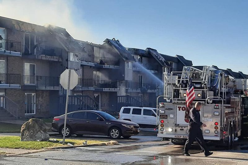 Les pompiers ont éteint un incendie le 4 décembre qui a détruit les maisons de plus de deux douzaines de familles de Richton Park.