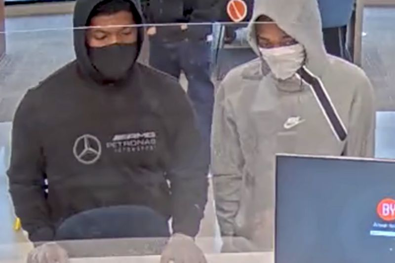 FBI twierdzi, że ta para jest poszukiwana za obrabowanie w poniedziałek trzech banków w Chicago. To zdjęcie pokazuje ich w oddziale Byline Bank w Wilmette.