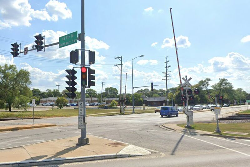 En mann døde etter at et kjøretøy ble truffet av et Metra-tog 12. november 2020, nær Northwest Highway og Euclid Avenue i Arlington Heights.
