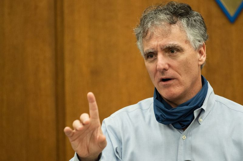 Le shérif Tom Dart a annoncé mercredi que son service donnerait aux agents de la banlieue sud d