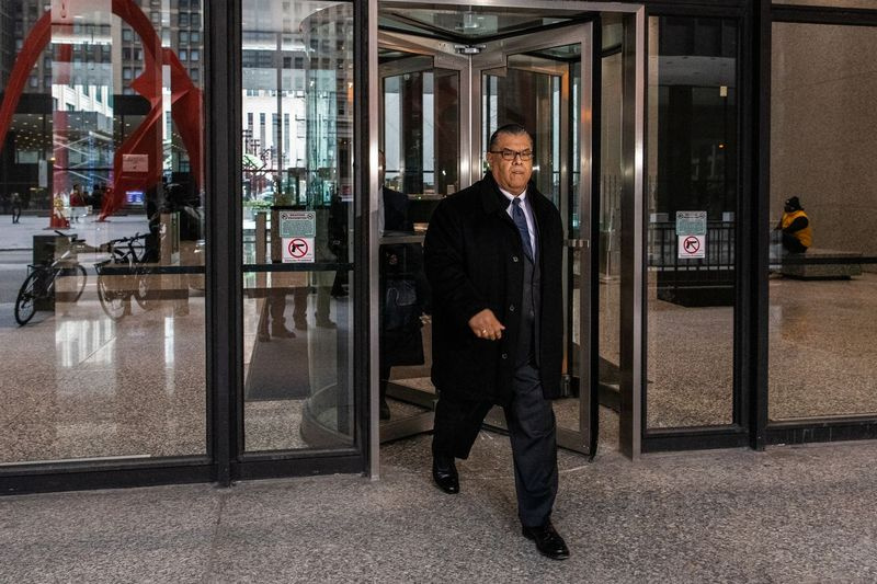 Tidligere statssenator Martin Sandoval, vist å forlate det føderale tinghuset tidlig i fjor.