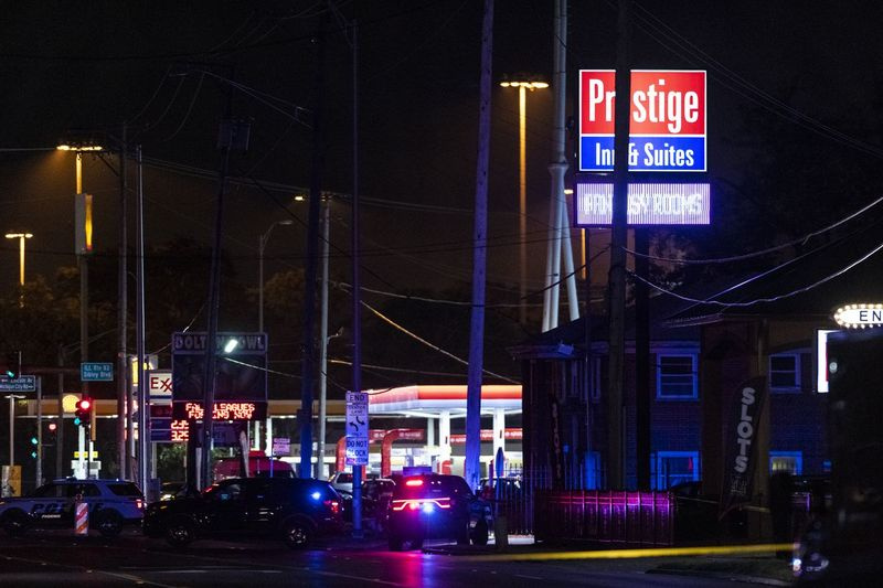 Policja Dolton wraz z innymi podmiejskimi departamentami policji i SWAT reagują na sytuację zakładników w 1200 blok Sibley Blvd, czwartek, 24 września 2020 r. w Dolton, Illinois | Tyler LaRiviere/Sun-Times