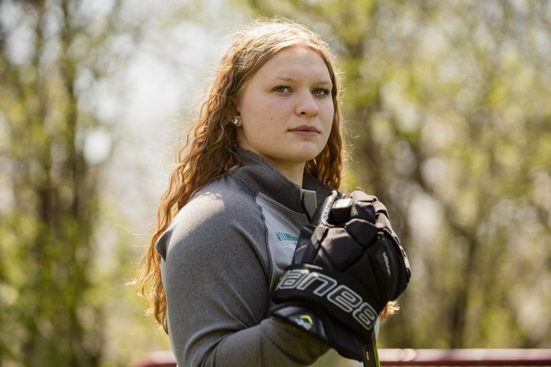Morgan Urso, 15, som sa att hon sparkades ut från Team Illinois Hockey Club efter att ha öppnat upp för sin tränare om sin depression och ångest, poserar för ett foto i sin familjs hem i LaGrange Highlands, torsdag eftermiddag den 22 april 2021.
