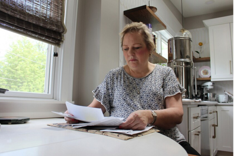  Peggy Dula från St. Charles, som fakturerades $3 606 i ambulansavgifter av en skattebetalarefinansierad kommunal brandkår efter en ambulansresa efter en bilolycka och sett på en akutmottagning.