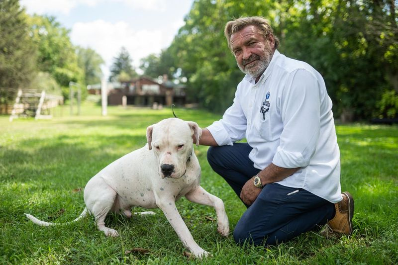Joe Petit med sin hund Philotimo i sin baghave i Wayne, Ill., onsdag morgen den 1. september 2021.