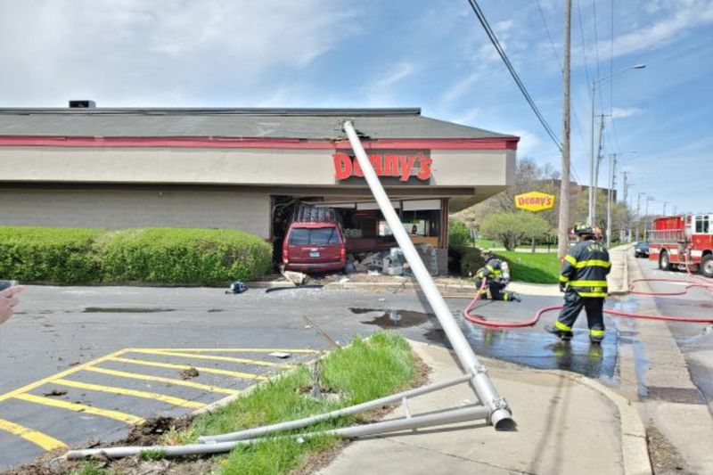 SUV rozbił się w restauracji Denny