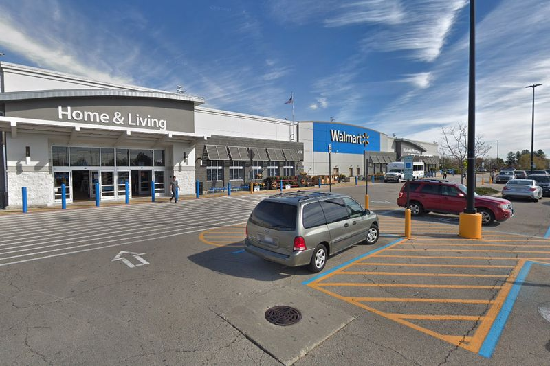 Relatos de uma pessoa mascarada motivaram uma evacuação em 9 de agosto de 2019, em um Walmart em 150 Smith Road em St. Charles