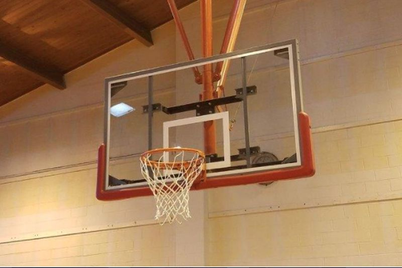 Aukcione parduodamas lankas iš dabar uždarytos Šv. Juozapo vidurinės mokyklos. Mokykla buvo dokumentinio filmo „Hoop Dreams“ fonas.