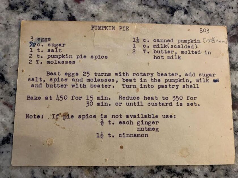  Patricia Marvin manteve suas receitas favoritas em cartões, como esta para torta de abóbora, completa com manchas de uso.