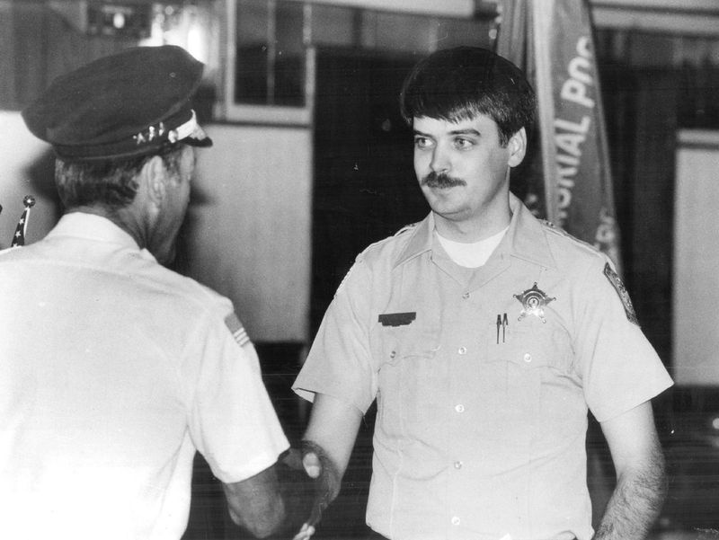 Tom Weitzel, en Riverside-polis som fortsatte att vara polischef, ses här 1988 när han hedrades av Veterans of Foreign Wars. Han hade blivit skjuten året innan när han var på patrull.