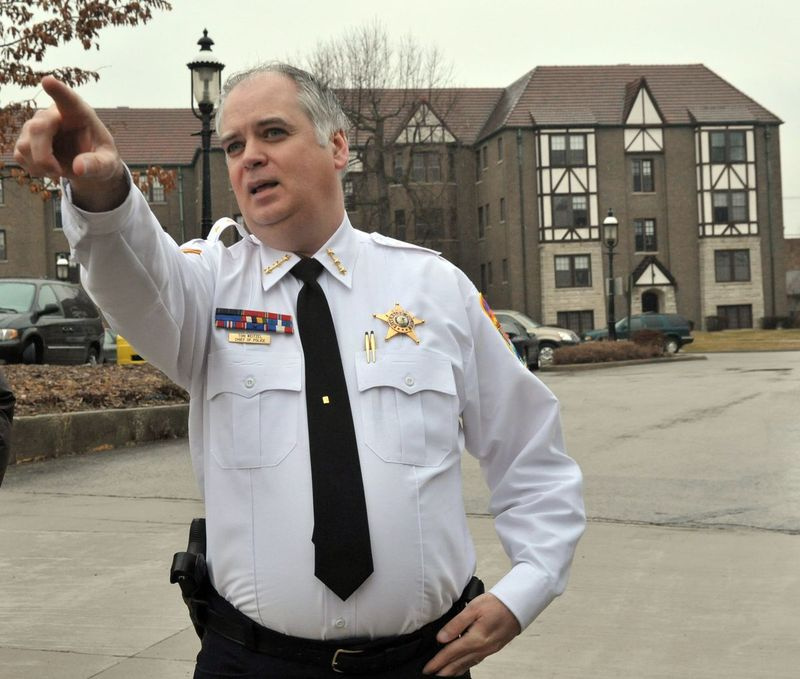 Riverside polischef Tom Weitzel 2012, när han drev en arbetsgrupp för gäng i västra förorter och sa att Chicago Police Departments framgång med att driva ut gäng från staden skadade förorterna.