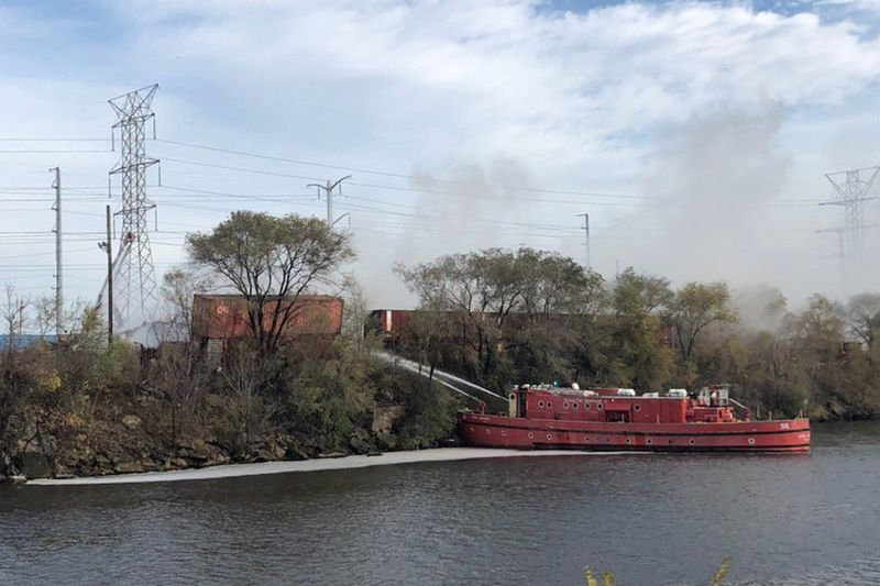 Um barco do Corpo de Bombeiros de Chicago ajudou a extinguir um incêndio em 5 de novembro de 2020, em Citywide Disposal, 5001 W. 40th St. em Stickney.