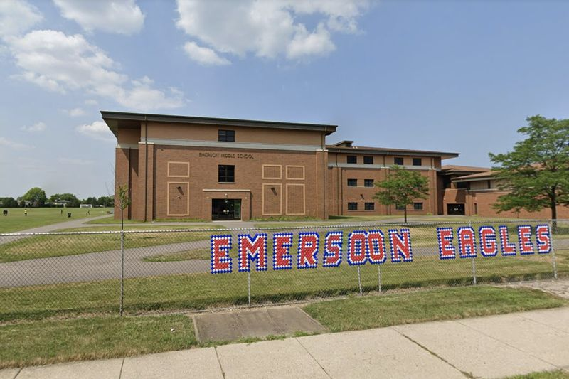 Emersoni keskkool, 8101 N. Cumberland Ave., Niles