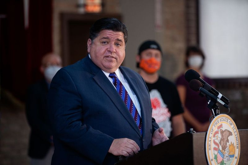 Gouverneur J.B. Pritzker spricht während einer Pressekonferenz in Little Village im Juli.