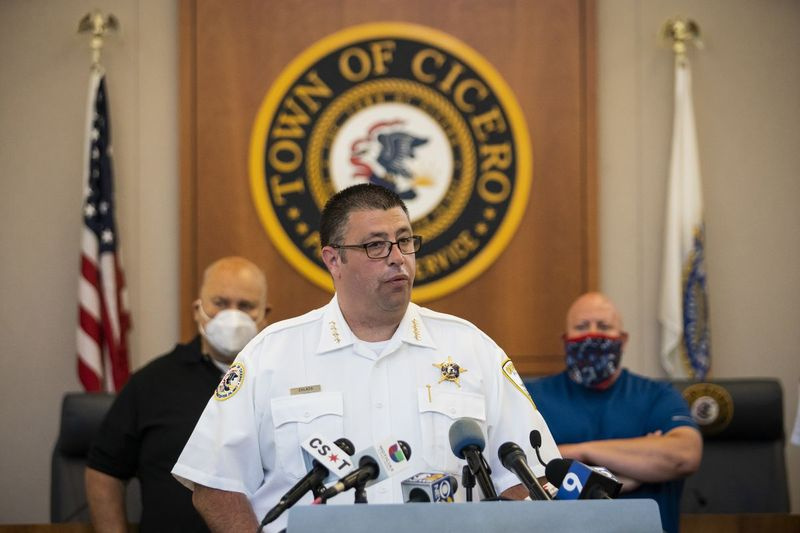 Cicerone Dipartimento di Polizia Supt. Jerry Chlada Jr. parla martedì durante una conferenza stampa presso la sede del dipartimento dopo che il saccheggio e la violenza si sono diffusi nella città a seguito delle proteste del fine settimana per la morte di George Floyd nella custodia della polizia di Minneapolis.