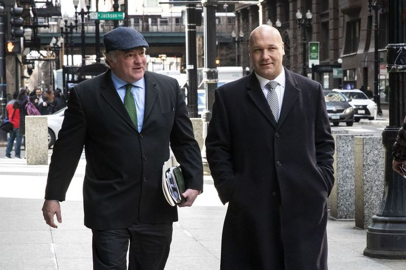 Casey Urlacher (rechts), de strafrechtelijk aangeklaagde burgemeester van Mettawa in de noordelijke buitenwijken en broer van Brian Urlacher, de grote Chicago Bears, heeft dinsdagavond laat gratie gekregen van president Donald Trump.
