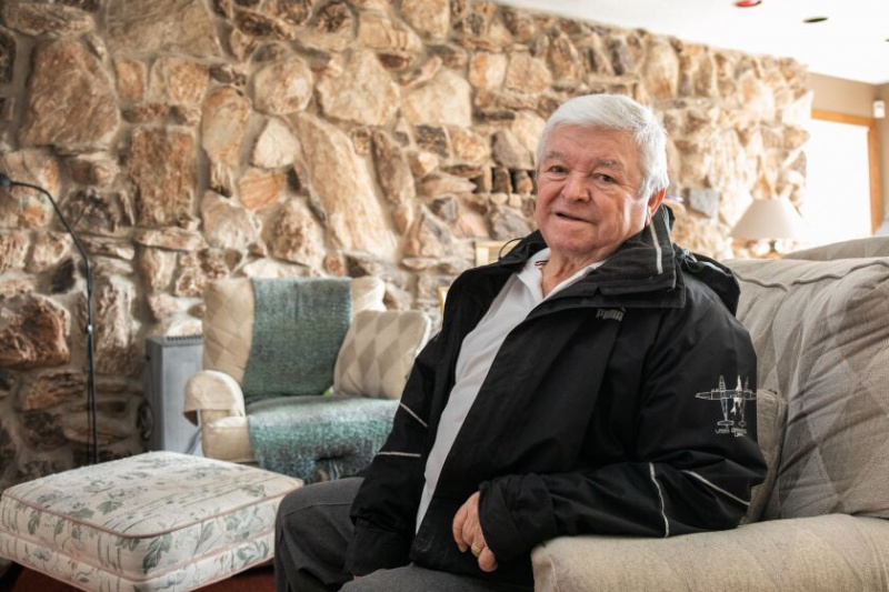   Шефкет Чапаџијев, 84, носи јакну коју је добио од Виргин Галацтиц-а док је чекао - узалуд, како се испоставило - више од деценије на путовање у свемир комерцијалним свемирским летом за које се надао.