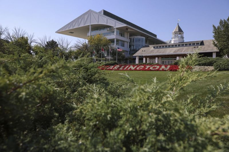 Arlington International Racecourse przy Euclid Avenue 2200 w Arlington Heights. Burmistrz wioski powiedział, że zaoferuje ulgi podatkowe Chicago Bears tylko w ostateczności.