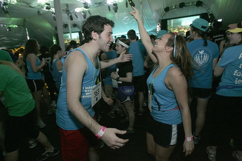 Les étudiants de Northwestern Avy Faingezicht (à gauche) et Erin Anderson au marathon de danse 2013 de la Northwestern University.