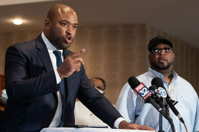 Advokat Brandon Brown talar under en presskonferens på South Side torsdag när Darren Green Sr. lyssnar. Brown representerar familjen till Darren Green Jr., en man från Chicago som sköts dödligt under ett trafikstopp i Illinois State Police i Harvey förra året.