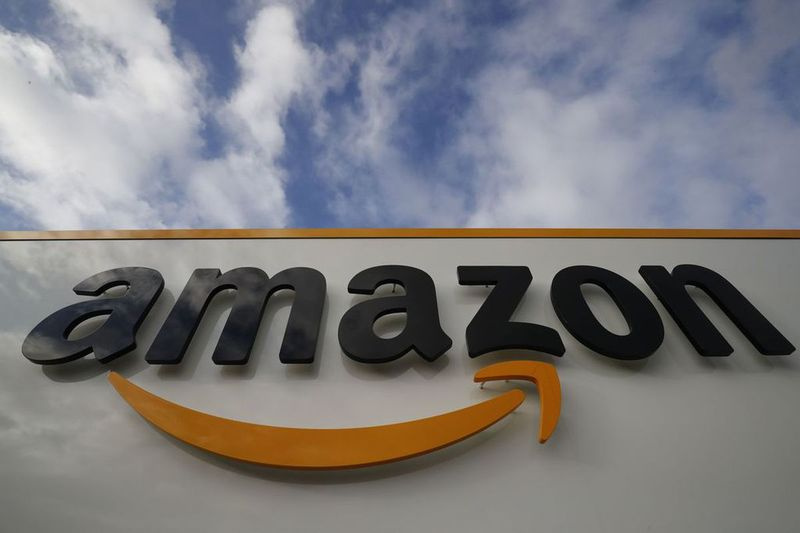 Šioje failo nuotraukoje, darytoje 2019 m. lapkričio 28 d., Amazon logotipas matomas viename iš įmonės centrų Bretigny-sur-Orge.