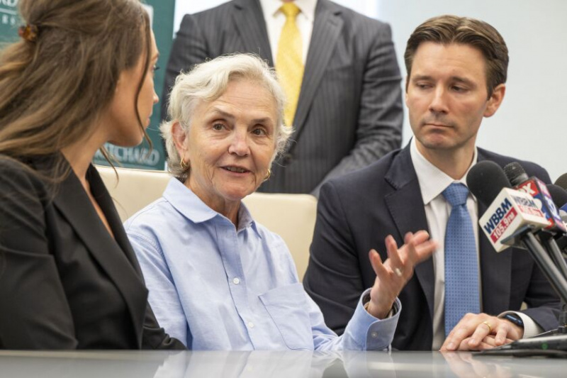  Sue Kamuda (uprostřed) a její právní zástupce Patrick Salvi II hovoří s novináři poté, co porota přiznala Kamudě odškodné 363 milionů dolarů v jejím soudním sporu proti Sterigenics. Soudce v pátek rozhodl, že počínaje jarem příštího roku mohou žalobci se žalobami o údajných nemocech způsobených emisemi z elektrárny Sterigenics Willowbrook předložit své případy soudu v malých skupinách. Více než 800 lidí zažalovalo společnost s tvrzením, že se u nich vyvinula rakovina a další nemoci kvůli ethylenoxidu, který továrna vypouští.