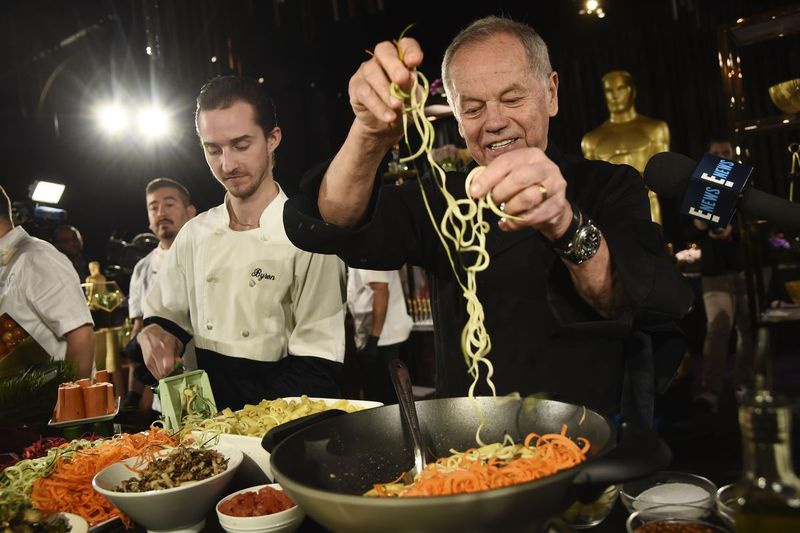 Le chef Wolfgang Puck (à droite) et son fils Byron préparent un plat de pâtes lors de l