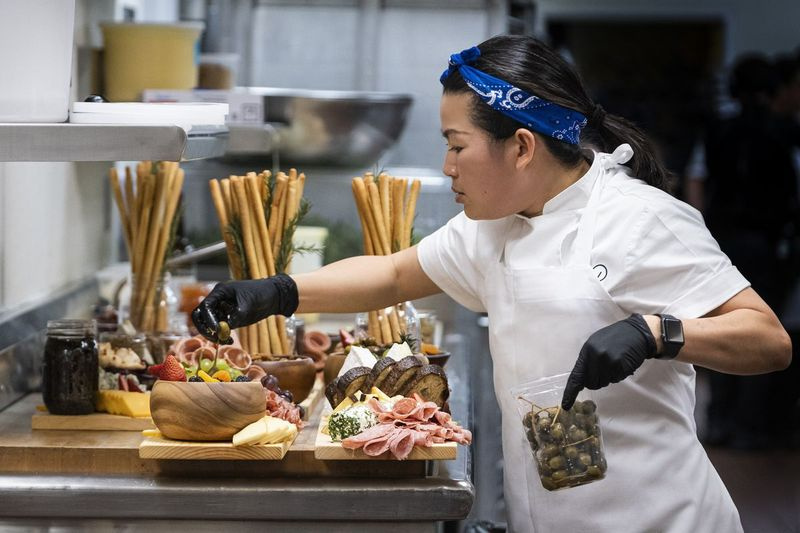 Cette image publiée par HBO Max montre le chef Pauline dans une scène de la série documentaire en quatre parties, L
