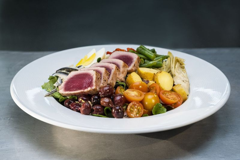 La salade niçoise au thon poêlé signature de Wolfgang Puck joue un rôle clé dans un épisode de The Event, une série documentaire diffusée sur HBO Max à partir du 14 janvier 2021. | Jessica Brooks/HBO Max