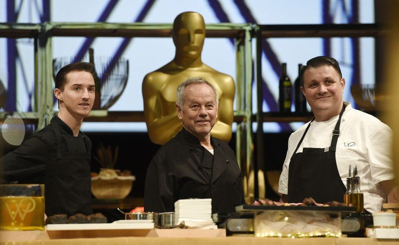 Le chef Wolfgang Puck (au centre) est flanqué de son fils Byron (à gauche) et d