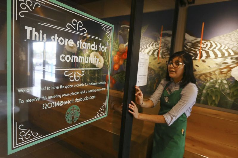 Belith Ariza, trener baristów w Starbucks, otwiera drzwi do przestrzeni spotkań społeczności w lokalnym sklepie Starbucks Community Store w Phoenix. Firma z siedzibą w Seattle planuje otworzyć lub przebudować 85 sklepów do 2025 roku w wiejskich i miejskich społecznościach w całych Stanach Zjednoczonych.