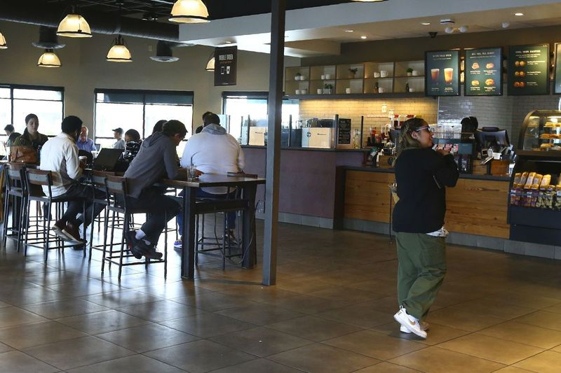 Lokalny sklep społecznościowy Starbucks w Phoenix w stanie Arisona. Większa lokalizacja Starbucks ma przestrzeń do spotkań społeczności na imprezy i programy oraz oferuje możliwość zatrudniania społeczności lokalnej.